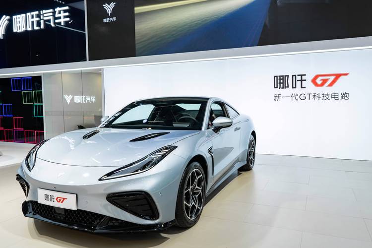 深圳98哪吒汽车在智能汽车领域的表现，领途汽车在新能源汽车市场中的影响力